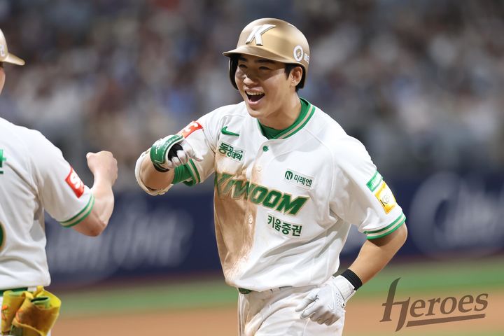 [서울=뉴시스] 프로야구 키움 히어로즈 이주형이 22일 서울 고척스카이돔에서 열린 2025 신한 쏠뱅크 KBO리그 롯데 자이언츠와의 경기에서 안타를 친 뒤 기뻐하고 있다. (사진=키움 히어로즈 제공) 2025.07.22. *재판매 및 DB 금지