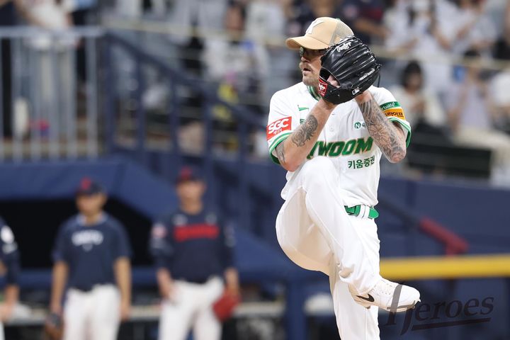 [서울=뉴시스] 프로야구 키움 히어로즈 라클란 웰스가 22일 서울 고척스카이돔에서 열린 2025 신한 쏠뱅크 KBO리그 롯데 자이언츠와의 경기에 선발 등판해 공을 던지고 있다. (사진=키움 히어로즈 제공) 2025.07.22. *재판매 및 DB 금지