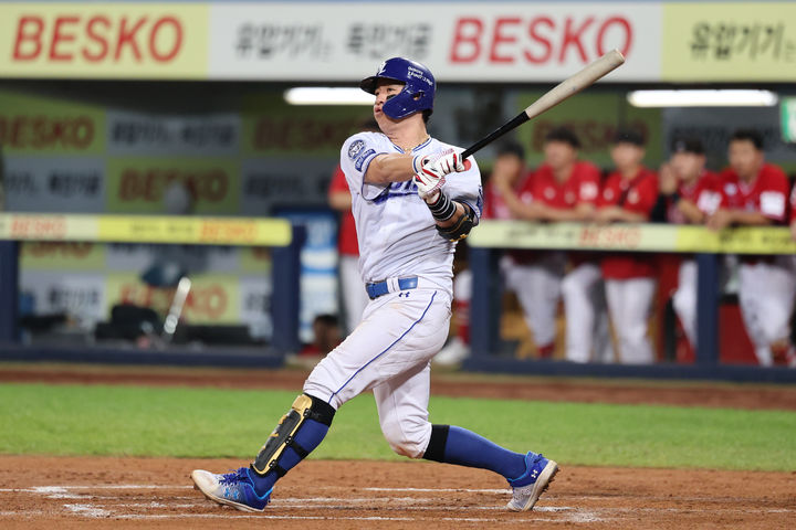 [서울=뉴시스] 프로야구 삼성 라이온즈 강민호가 22일 대구 삼성라이온즈파크에서 열린 2025 신한 쏠뱅크 KBO리그 SSG 랜더스와의 경기에서 안타를 치고 있다. (사진=삼성 라이온즈 제공) 2025.07.22. *재판매 및 DB 금지