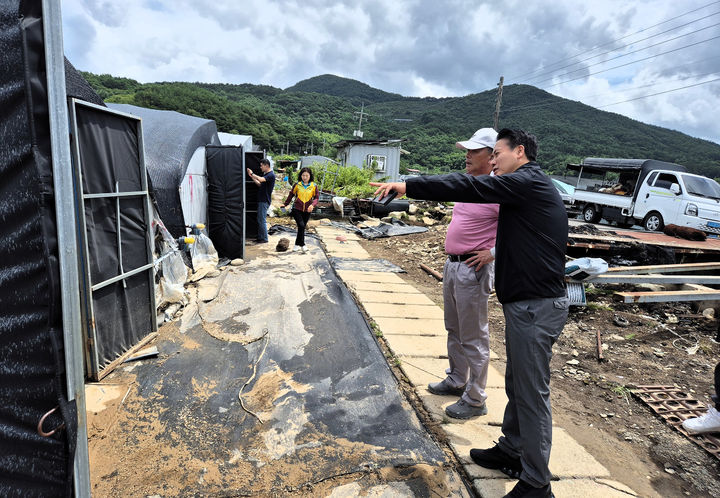 [창원=뉴시스]진주 호우 피해현장 찾은 김주양 농협경제지주 상무.(사진=경남농협 제공) 2025.07.22.photo@newsis.com *재판매 및 DB 금지