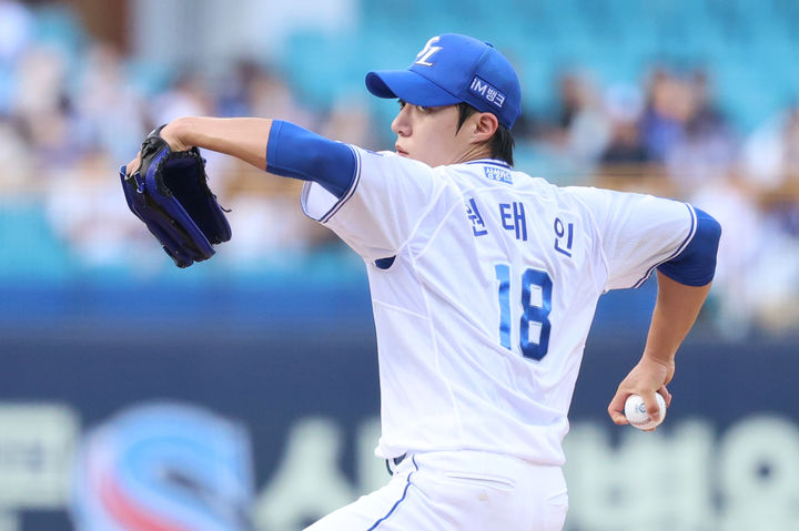 [서울=뉴시스] 프로야구 삼성 라이온즈 원태인이 22일 대구 삼성라이온즈파크에서 열린 2025 신한 쏠뱅크 KBO리그 SSG 랜더스와의 경기에 선발 등판해 공을 던지고 있다. (사진=삼성 라이온즈 제공) 2025.07.22. *재판매 및 DB 금지