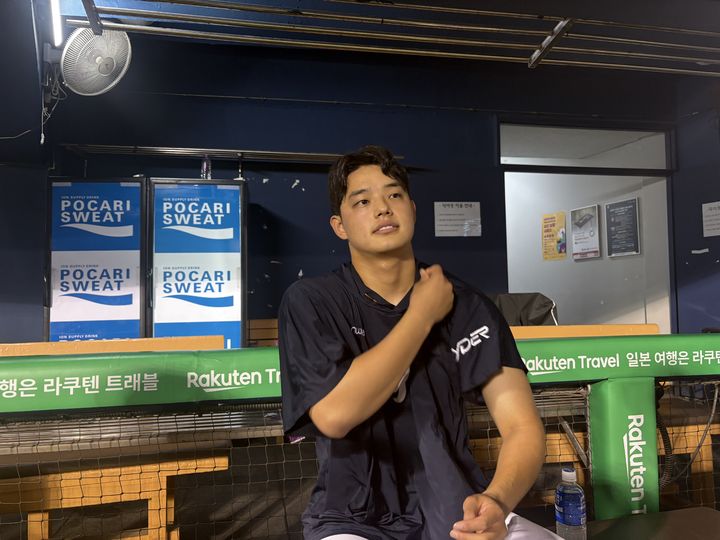 [서울=뉴시스] 신유림 기자 = 프로야구 한화 이글스 문동주가 22일 서울 잠실구장에서 열린 2025 신한 쏠뱅크 KBO리그 두산 베어스와의 경기에서 승리한 뒤 취재진과 인터뷰를 하고 있다. 2025.07.22. spicy@newsis.com *재판매 및 DB 금지