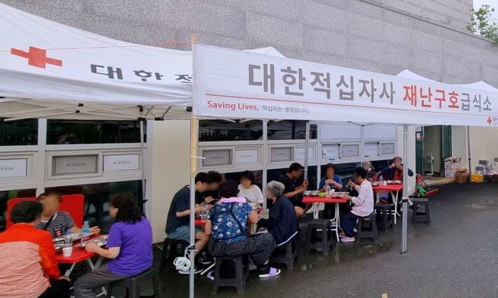 [창원=뉴시스]경남적십자사, 폭염에 6일째 집중호우 긴급구호활동.(사진=경남적십자사 제공) 2025.07.22.photo@newsis.com *재판매 및 DB 금지