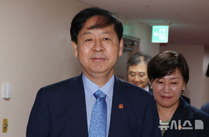 [서울=뉴시스] 김명원 기자 = 구윤철 경제부총리 겸 기획재정부 장관이 22일 오전 서울 종로구 정부서울청사에서 비공개로 열린 대외경제장관회의에 참석하고 있다. 2025.07.22. kmx1105@newsis.com