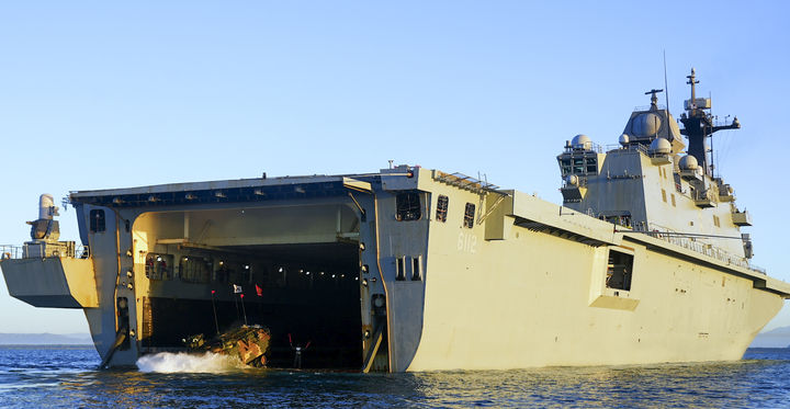 [서울=뉴시스] 지난 16일 해군 마라도함과 해병대 한국형 상륙돌격장갑차(KAAV)가 호주 북동부 해상에서 2025 탈리스만 세이버 연합해상훈련 연습을 하고 있다. (사진=해군 제공) 2025.07.22. photo@newsis.com *재판매 및 DB 금지