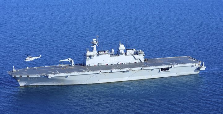 [서울=뉴시스] 지난 17일과 18일 해군 마라도함과 해병대 상륙기동헬기 마린온이 호주 북동부 해상에서 2025 탈리스만 세이버 연합해상훈련을 하고 있다. (사진=해군 제공) 2025.07.22. photo@newsis.com *재판매 및 DB 금지