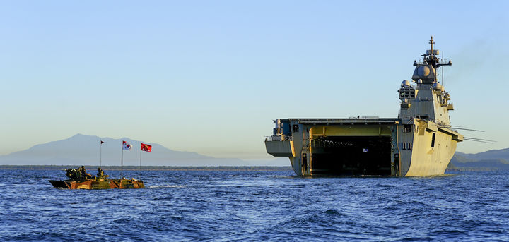 [서울=뉴시스] 지난 16일 해군 마라도함과 해병대 한국형 상륙돌격장갑차(KAAV)가 호주 북동부 해상에서 2025 탈리스만 세이버 연합해상훈련 연습을 하고 있다. (사진=해군 제공) 2025.07.22. photo@newsis.com *재판매 및 DB 금지