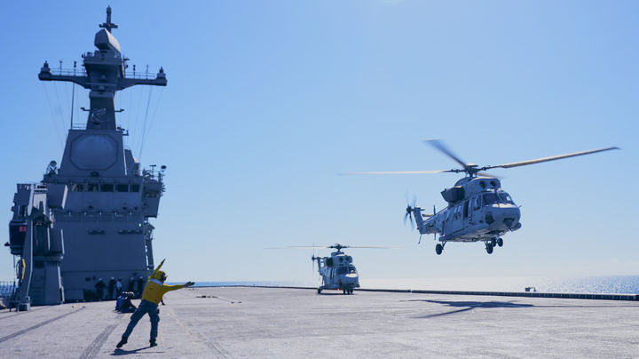[서울=뉴시스] 지난 17일과 18일 해군 마라도함과 해병대 상륙기동헬기 마린온이 호주 북동부 해상에서 2025 탈리스만 세이버 연합해상훈련을 하고 있다. (사진=해군 제공) 2025.07.22. photo@newsis.com *재판매 및 DB 금지