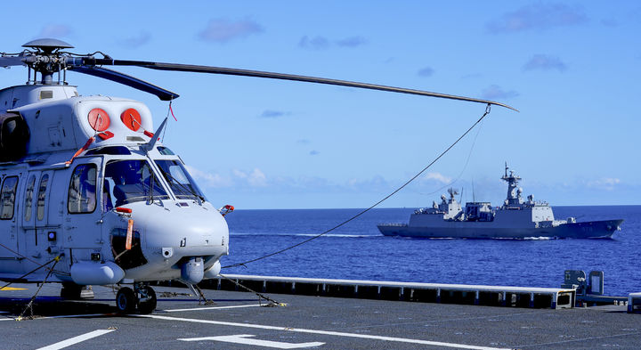[서울=뉴시스] 지난 19일 해군 마라도함과 왕건함(오른쪽)이 호주 북동부 해상에서 2025 탈리스만 세이버 연합해상훈련을 하고 있다. (사진=해군 제공) 2025.07.22. photo@newsis.com *재판매 및 DB 금지