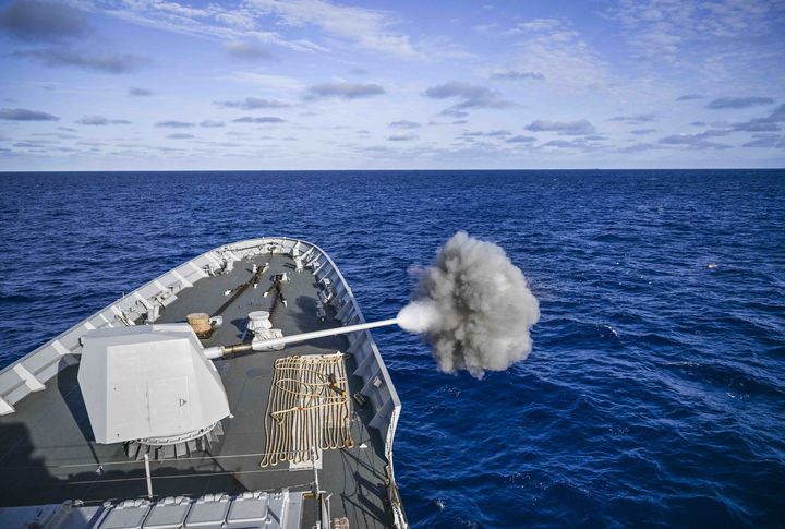 [서울=뉴시스] 지난 21일 해군 왕건함이 호주 북동부 해상에서 열린 2025 탈리스만 세이버 연합해상훈련에서 대함사격을 하고 있다. (사진=해군 제공) 2025.07.22. photo@newsis.com *재판매 및 DB 금지
