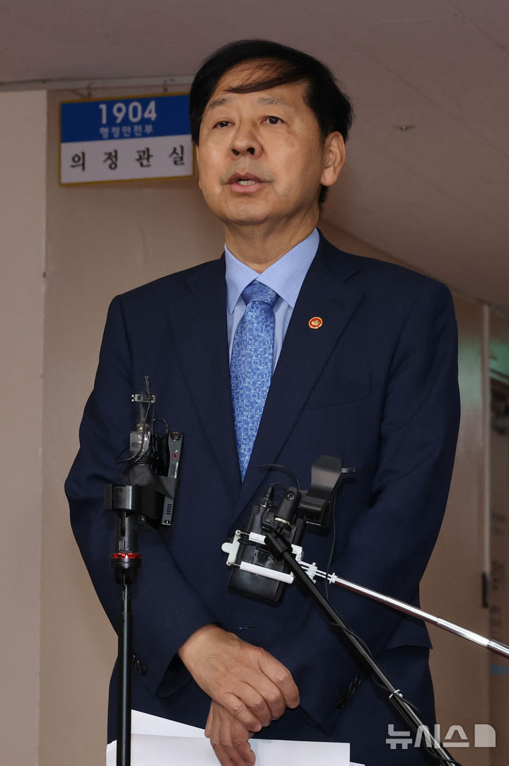 [서울=뉴시스] 김명원 기자 = 구윤철 경제부총리 겸 기획재정부 장관이 22일 오전 서울 종로구 정부서울청사에서 열린 대외경제장관회의를 마친 후 취재진 질문에 답하고 있다. 2025.07.22. kmx1105@newsis.com