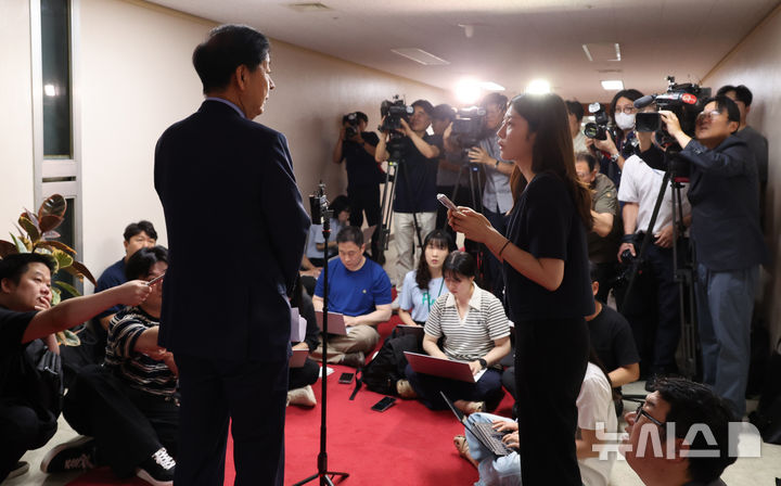 [서울=뉴시스] 김명원 기자 = 구윤철 경제부총리 겸 기획재정부 장관이 22일 오전 서울 종로구 정부서울청사에서 열린 대외경제장관회의를 마친 후 취재진 질문에 답하고 있다. 2025.07.22. kmx1105@newsis.com