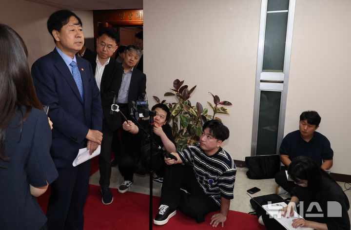[서울=뉴시스] 김명원 기자 = 구윤철 경제부총리 겸 기획재정부 장관이 22일 오전 서울 종로구 정부서울청사에서 열린 대외경제장관회의를 마친 후 취재진 질문에 답하고 있다. 2025.07.22. kmx1105@newsis.com