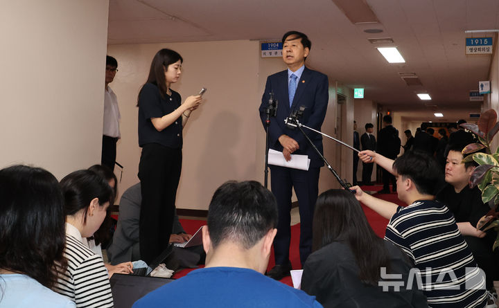 [서울=뉴시스] 김명원 기자 = 구윤철 경제부총리 겸 기획재정부 장관이 22일 오전 서울 종로구 정부서울청사에서 열린 대외경제장관회의를 마친 후 취재진 질문에 답하고 있다. 2025.07.22. kmx1105@newsis.com