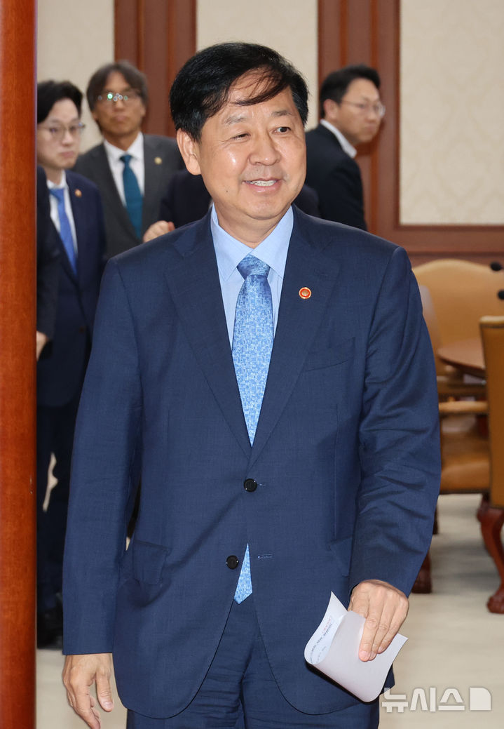 [서울=뉴시스] 김명원 기자 = 구윤철 경제부총리 겸 기획재정부 장관이 22일 오전 서울 종로구 정부서울청사에서 열린 대외경제장관회의를 마친 후 회의장을 나서고 있다. 2025.07.22. kmx1105@newsis.com