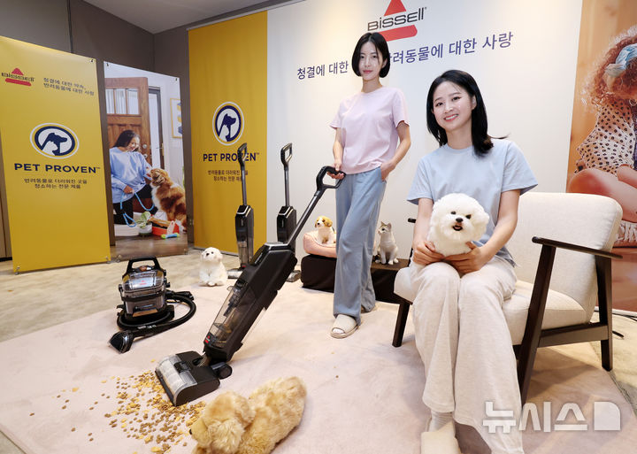 [서울=뉴시스] 이영환 기자 = 22일 오전 서울 중구 더플라자호텔에서 모델들이 반려동물 맞춤 홈클리닝 전문 브랜드 비쎌의 제품을 선보이고 있다.비쎌은 이날 한국 법인공식 출범을 통해 국내 시장 본격 진출을 선언했다. 2025.07.22. 20hwan@newsis.com
