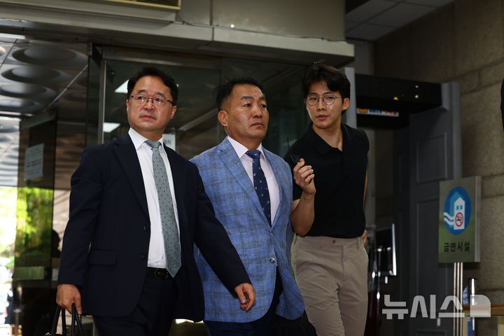 [서울=뉴시스] 김근수 기자 = 김계환 전 해병대 사령관이 22일 오전 서울 서초구 서울중앙지방법원에서 구속 전 피의자 심문(영장실질심사)을 받기 위해 출석하고 있다. 2025.07.22. ks@newsis.com