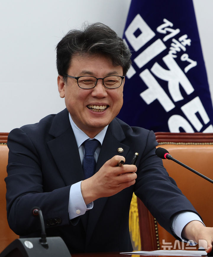 [서울=뉴시스] 김명년 기자 = 진성준 더불어민주당 정책위의장이 22일 오전 서울 여의도 국회에서 열린 원내대책회의에 참석해 있다. 2025.07.22. kmn@newsis.com