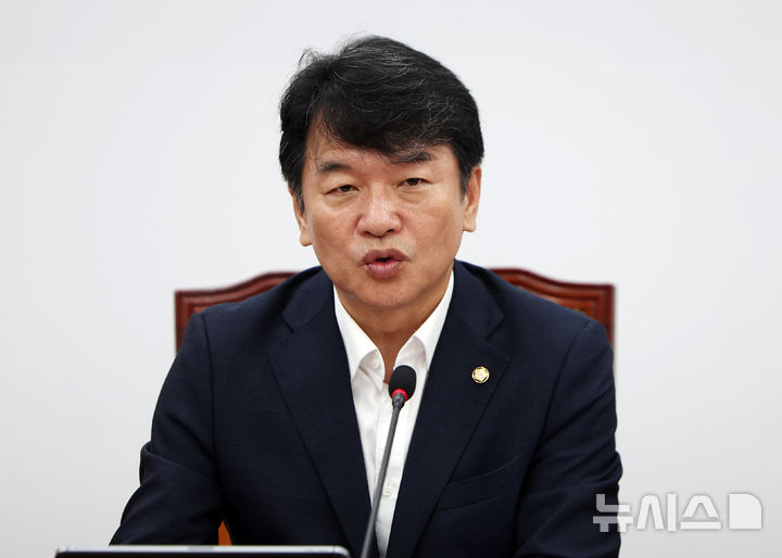 [서울=뉴시스] 김명년 기자 = 문진석 더불어민주당 원내운영수석부대표가 지난 7월 22일 오전 서울 여의도 국회에서 열린 원내대책회의에서 발언하고 있다. 2025.07.22. kmn@newsis.com