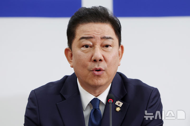 [서울=뉴시스] 김명년 기자 = 김병기 더불어민주당 대표 직무대행 겸 원내대표가 22일 오전 서울 여의도 국회에서 열린 원내대책회의에서 발언하고 있다. 2025.07.22. kmn@newsis.com