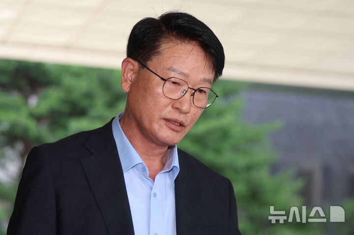 [서울=뉴시스] 권창회 기자 = 이영팔 소방청 차장이 22일 오전 서울 서초구 서울고등법원에 마련된 조은석 내란 특검 사무실에 참고인 신분으로 출석하고 있다. 2025.07.22. kch0523@newsis.com