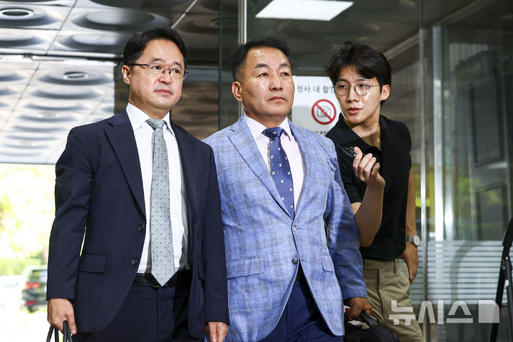 [서울=뉴시스] 김근수 기자 = 김계환 전 해병대 사령관이 22일 오전 서울 서초구 서울중앙지방법원에서 구속 전 피의자 심문(영장실질심사)을 받기 위해 법정으로 향하고 있다. 2025.07.22. ks@newsis.com