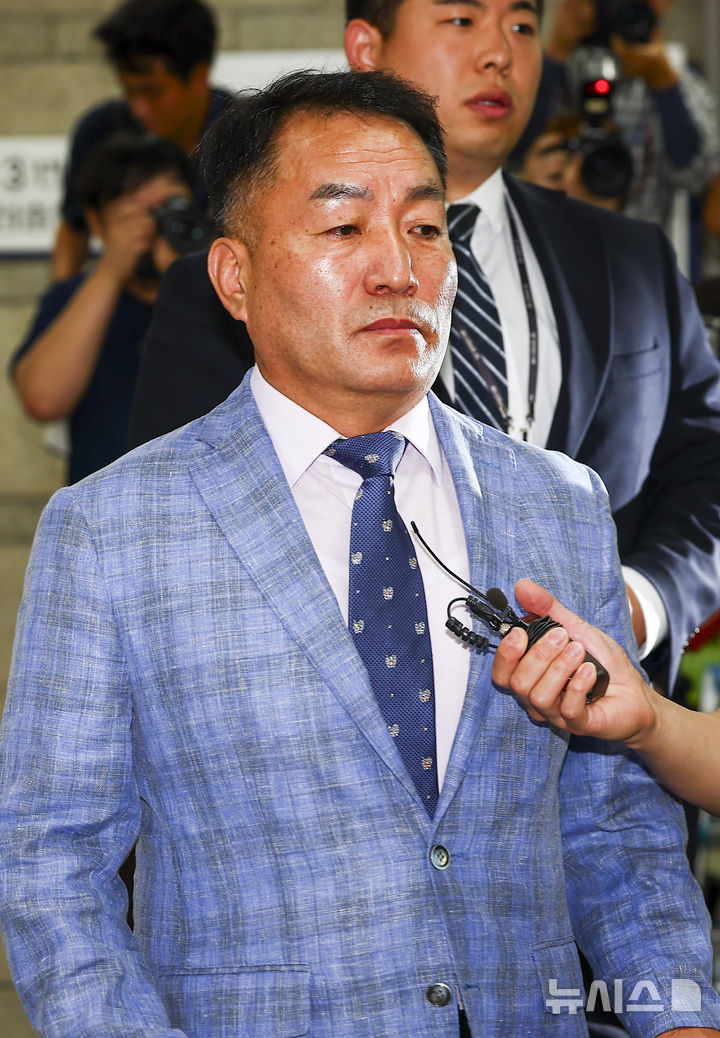 [서울=뉴시스] 김근수 기자 = 김계환 전 해병대 사령관이 22일 오전 서울 서초구 서울중앙지방법원에서 구속 전 피의자 심문(영장실질심사)을 받기 위해 법정으로 향하고 있다. 2025.07.22. ks@newsis.com