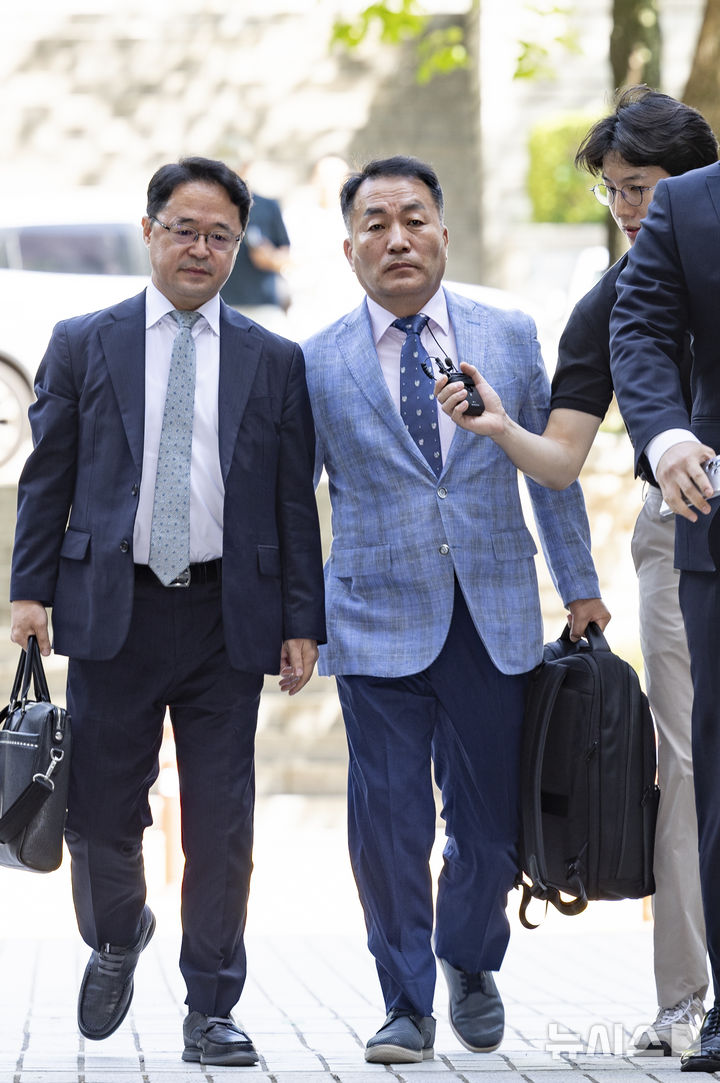 [서울=뉴시스] 김근수 기자 = 김계환 전 해병대 사령관이 22일 오전 서울 서초구 서울중앙지방법원에서 구속 전 피의자 심문(영장실질심사)을 받기 위해 출석하고 있다. 2025.07.22. ks@newsis.com