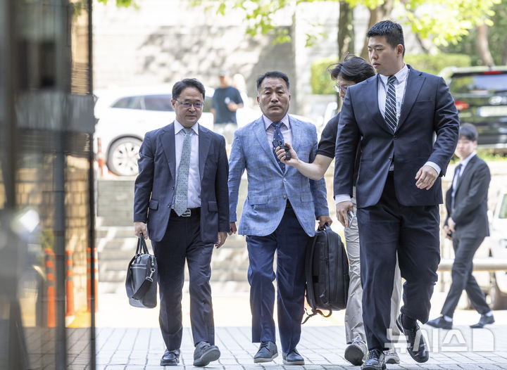 [서울=뉴시스] 김근수 기자 = 김계환 전 해병대 사령관이 22일 오전 서울 서초구 서울중앙지방법원에서 구속 전 피의자 심문(영장실질심사)을 받기 위해 출석하고 있다. 2025.07.22. ks@newsis.com