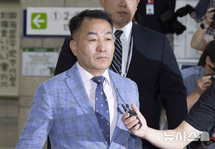 [서울=뉴시스] 김근수 기자 = 김계환 전 해병대 사령관이 22일 오전 서울 서초구 서울중앙지방법원에서 구속 전 피의자 심문(영장실질심사)을 받기 위해 출석하고 있다. 2025.07.22. ks@newsis.com