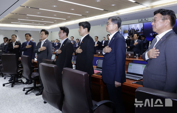 [서울=뉴시스] 최동준 기자 = 이재명 대통령이 22일 서울 용산 대통령실 청사에서 열린 국무회의에서 국민의례를 하고 있다. 2025.07.22. photocdj@newsis.com