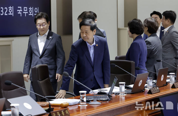[서울=뉴시스] 최동준 기자 = 이재명 대통령이 22일 서울 용산 대통령실 청사에서 열린 국무회의에 입장하고 있다. 2025.07.22. photocdj@newsis.com