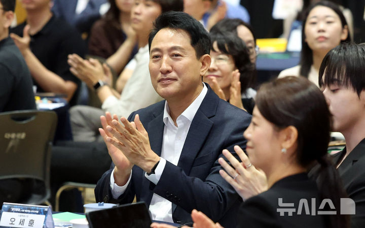 [서울=뉴시스] 추상철 기자 = 오세훈 서울시장이 22일 오전 서울 중구 서울시청에서 열린 '창의행정' AI로 제안하는 아이디어톤 행사에서 박수를 치고 있다. 2025.07.22. scchoo@newsis.com