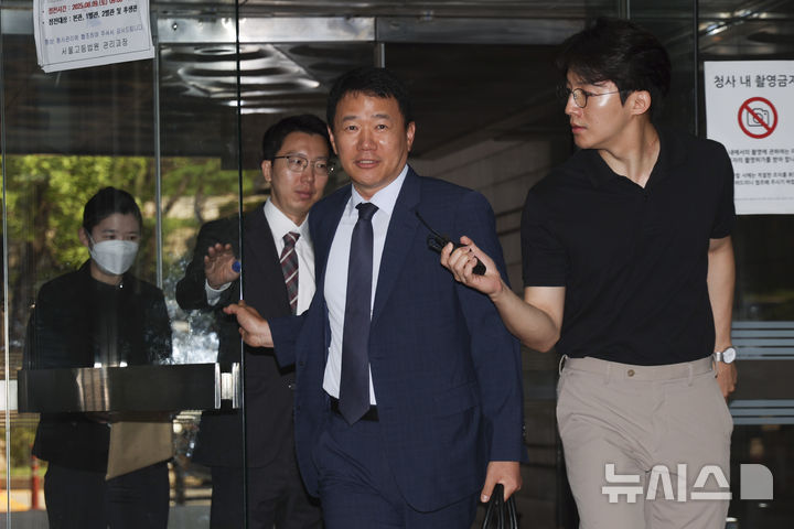 [서울=뉴시스] 김근수 기자 = 채상병 사건 외압 의혹을 수사하는 이금규 특별검사보가 22일 서울 서초구 서울중앙지방법원에서 열린 김계환 전 해병대 사령관 구속 전 피의자 심문(영장실질심사)에 출석하고 있다. 2025.07.22. ks@newsis.com