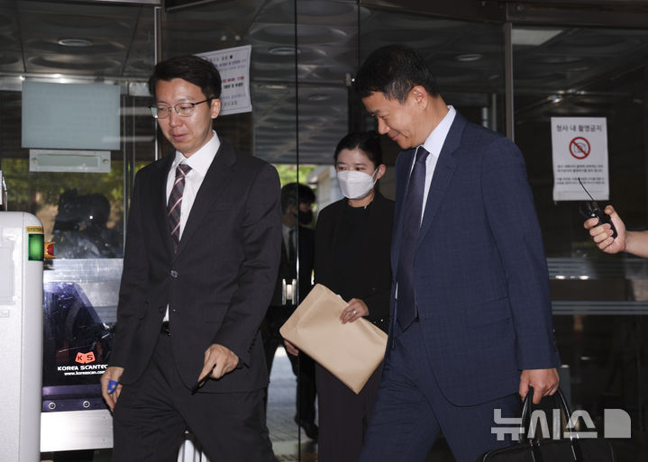 [서울=뉴시스] 김근수 기자 = 채상병 사건 외압 의혹을 수사하는 이금규(오른쪽) 특별검사보가 22일 서울 서초구 서울중앙지방법원에서 열린 김계환 전 해병대 사령관 구속 전 피의자 심문(영장실질심사)에 출석하고 있다. 2025.07.22. ks@newsis.com