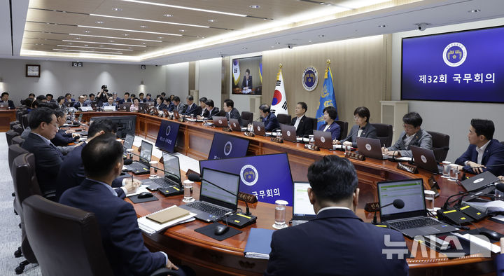 [서울=뉴시스] 최동준 기자 = 이재명 대통령이 22일 서울 용산 대통령실 청사에서 열린 국무회의에서 발언하고 있다. 2025.07.22. photocdj@newsis.com