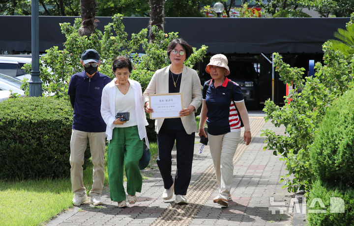 [제주=뉴시스] 우장호 기자 = 생명환경권행동 제주비건과 제주동물권행동 나우, 행복이네협회 관계자들이 22일 오전 제주지방검찰청에서 동물학대범에 대한 '야생생물법' 최고형 선고를 촉구하는 항소요구서를 전달하기 위해 민원실로 향하고 있다. 2025.07.22. woo1223@newsis.com