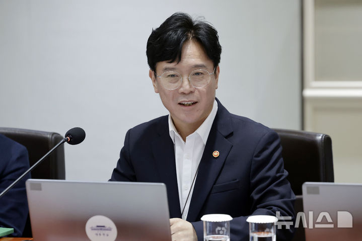 [서울=뉴시스] 최동준 기자 = 김영훈 고용노동부 장관이 지난 22일 서울 용산 대통령실 청사에서 열린 국무회의에서 인사말을 하고 있다. 2025.07.22. photocdj@newsis.com