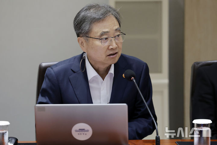 [서울=뉴시스] 최동준 기자 = 조현 외교부 장관이 22일 서울 용산 대통령실 청사에서 열린 국무회의에서 인사말을 하고 있다. 2025.07.22. photocdj@newsis.com