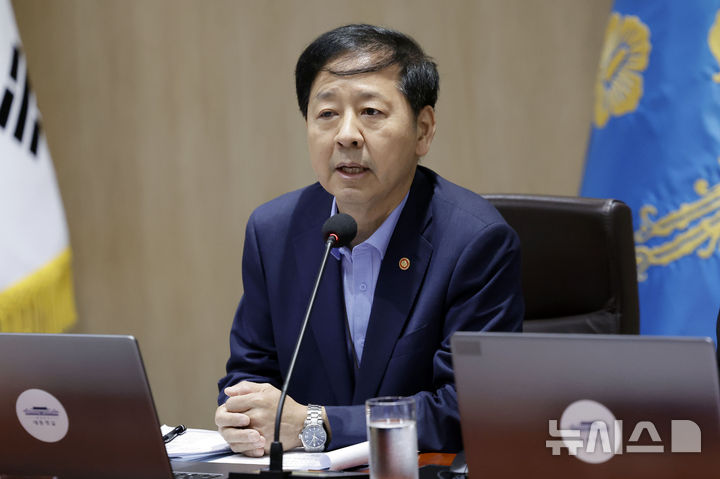 [서울=뉴시스] 최동준 기자 = 구윤철 경제부총리 겸 기획재정부 장관이 22일 서울 용산 대통령실 청사에서 열린 국무회의에서 인사말을 하고 있다. 2025.07.22. photocdj@newsis.com
