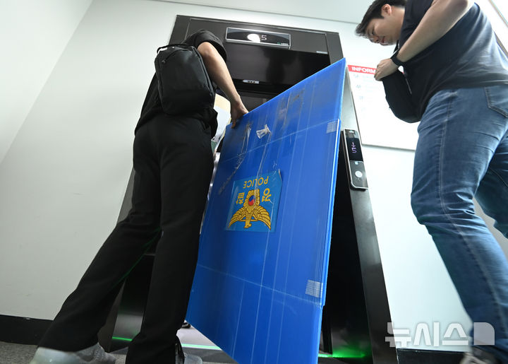 [오산=뉴시스] 김종택 기자 = 경기 오산시 가장동 가장교차로에서 옹벽이 무너져 40대 운전자가 사망한 사고를 수사중인 경찰이 22일 오산시청을 압수수색하고 있다. 사진은 이날 압수수색이 진행중인 경기 오산시청 모습. 2025.07.22. jtk@newsis.com