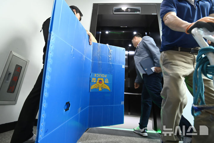 [오산=뉴시스] 김종택 기자 = 경기 오산시 가장동 가장교차로에서 옹벽이 무너져 40대 운전자가 사망한 사고를 수사중인 경찰이 22일 오산시청을 압수수색하고 있다.사진은 이날 압수수색이 진행중인 경기 오산시청 모습. 2025.07.22. jtk@newsis.com