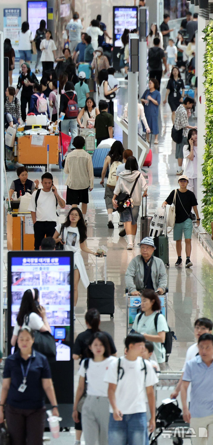 [인천공항=뉴시스] 김선웅 기자 = 22일 인천국제공항 출국장 면세구역에서 여름 휴가철을 맞아 출국하는 여행객들이 오가고 있다. 한편 인천국제공항공사는 올여름 성수기에 387만2천명이 인천공항을 이용할 것으로 예상했으며 8월 1일 23만8천명이 인천공항을 이용해 가장 혼잡할 것으로 전망했다. 2025.07.22. mangusta@newsis.com