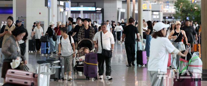 [인천공항=뉴시스] 김선웅 기자 = 22일 인천국제공항 출국장에서 여름 휴가철을 맞아 출국하는 여행객들이 오가고 있다. 한편 인천국제공항공사는 올여름 성수기에 387만2천명이 인천공항을 이용할 것으로 예상했으며 8월 1일 23만8천명이 인천공항을 이용해 가장 혼잡할 것으로 전망했다. 2025.07.22. mangusta@newsis.com