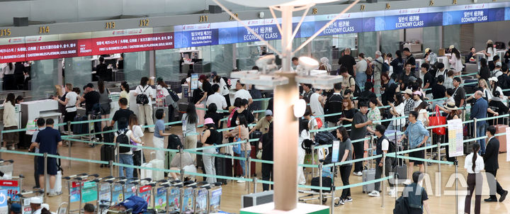 [인천공항=뉴시스] 김선웅 기자 = 22일 인천국제공항 출국장에서 여름 휴가철을 맞아 출국하는 여행객들이 출국 수속을 밟고 있다. 한편 인천국제공항공사는 올여름 성수기에 387만2천명이 인천공항을 이용할 것으로 예상했으며 8월 1일 23만8천명이 인천공항을 이용해 가장 혼잡할 것으로 전망했다. 2025.07.22. mangusta@newsis.com