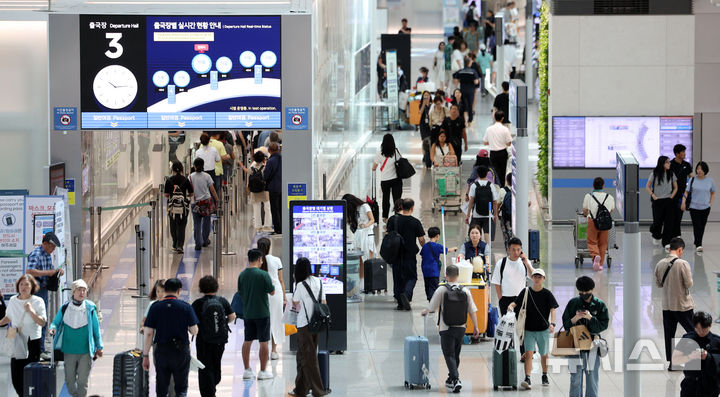 [인천공항=뉴시스] 김선웅 기자 = 22일 인천국제공항 출국장에서 여름 휴가철을 맞아 출국하는 여행객들이 오가고 있다. 한편 인천국제공항공사는 올여름 성수기에 387만2천명이 인천공항을 이용할 것으로 예상했으며 8월 1일 23만8천명이 인천공항을 이용해 가장 혼잡할 것으로 전망했다. 2025.07.22. mangusta@newsis.com