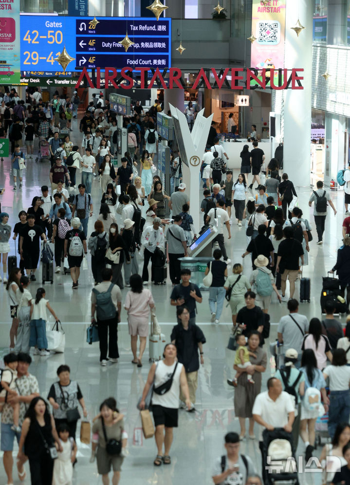 [인천공항=뉴시스] 김선웅 기자 = 22일 인천국제공항 출국장에서 여름 휴가철을 맞아 출국하는 여행객들이 출국 수속을 밟고 있다. 한편 인천국제공항공사는 올여름 성수기에 387만2천명이 인천공항을 이용할 것으로 예상했으며 8월 1일 23만8천명이 인천공항을 이용해 가장 혼잡할 것으로 전망했다. 2025.07.22. mangusta@newsis.com