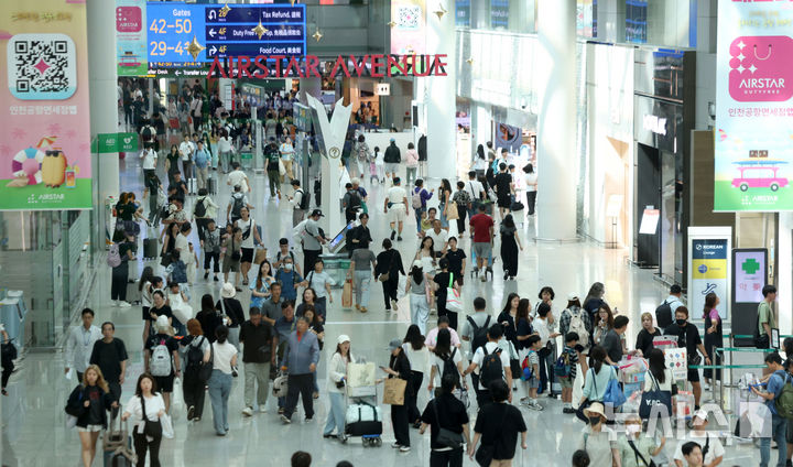 [인천공항=뉴시스] 김선웅 기자 = 인천국제공항 출국장 면세구역에서 여름 휴가철을 맞아 출국하는 여행객들이 오가고 있다. 한편 인천국제공항공사는 올여름 성수기에 387만2천명이 인천공항을 이용할 것으로 예상했으며 8월 1일 23만8천명이 인천공항을 이용해 가장 혼잡할 것으로 전망했다. 2025.07.22. mangusta@newsis.com