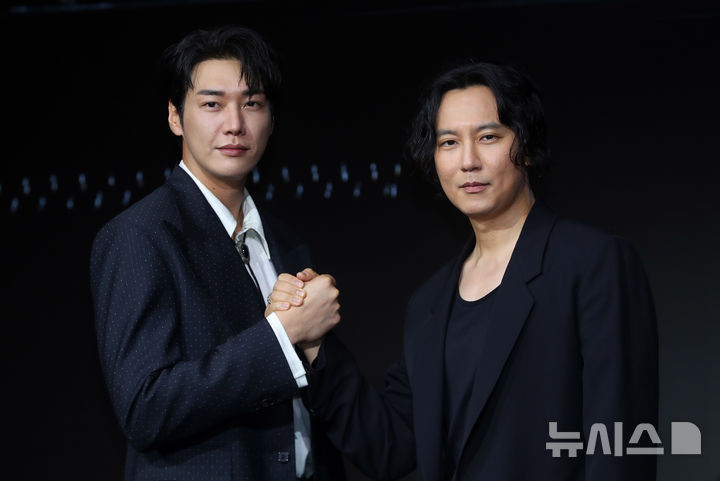 [서울=뉴시스] 김혜진 기자 = 배우 김영광(왼쪽), 김남길이 22일 오전 서울 마포구 호텔 나루에서 열린 넷플릭스 시리즈 '트리거'(감독 권오승) 제작발표회에서 포즈를 취하고 있다. 2025.07.22. jini@newsis.com