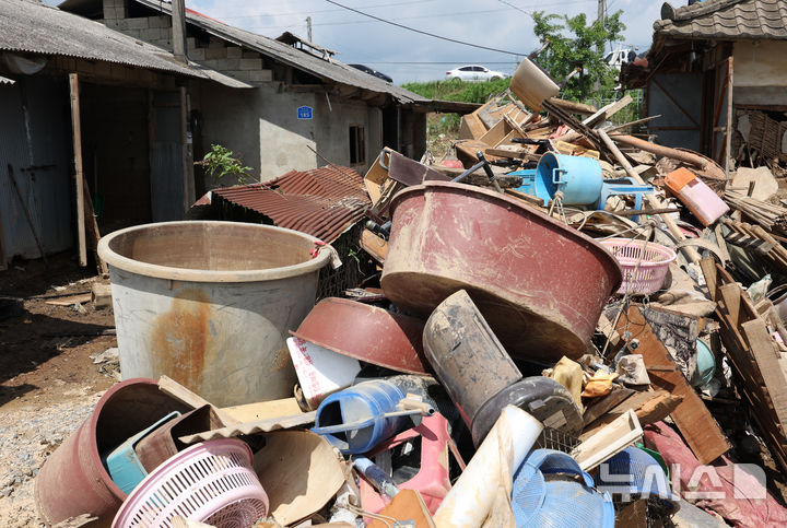 [예산=뉴시스] 고승민 기자 = 22일 충남 예산군 삽교읍 하포리2구 일대 수해를 입은 농가에 각종 가재도구들이 널브러져 있다. 2025.07.22. kkssmm99@newsis.com